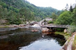 Diese Brücke ist für Angler erstellt worden.